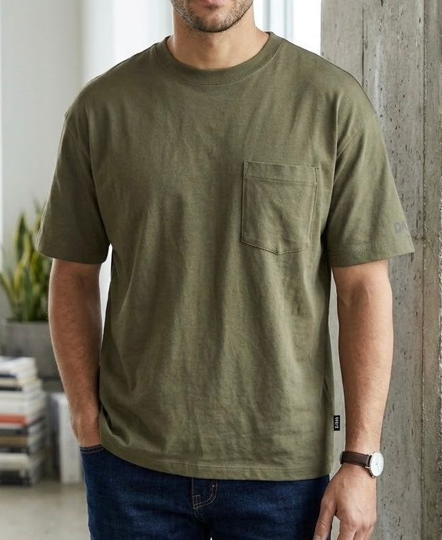 Playera DKNY Básica con Bolsillo - Verde Olivo