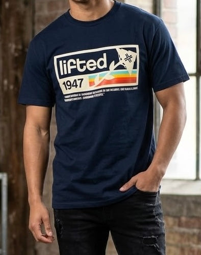 Playera Gráfica LRG Lifted 1947 - Azul Marino Oscuro