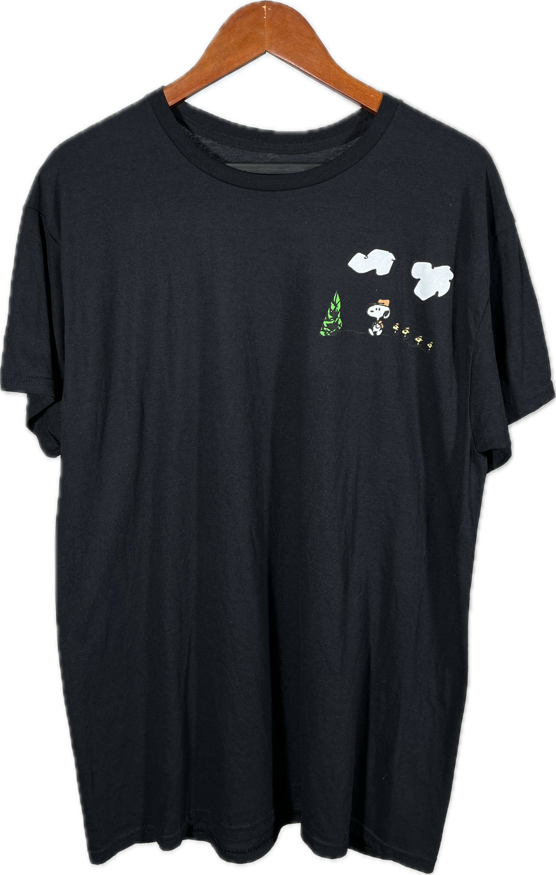 Playera Snoopy & Woodstock Detalle Pecho - Negro Clásico