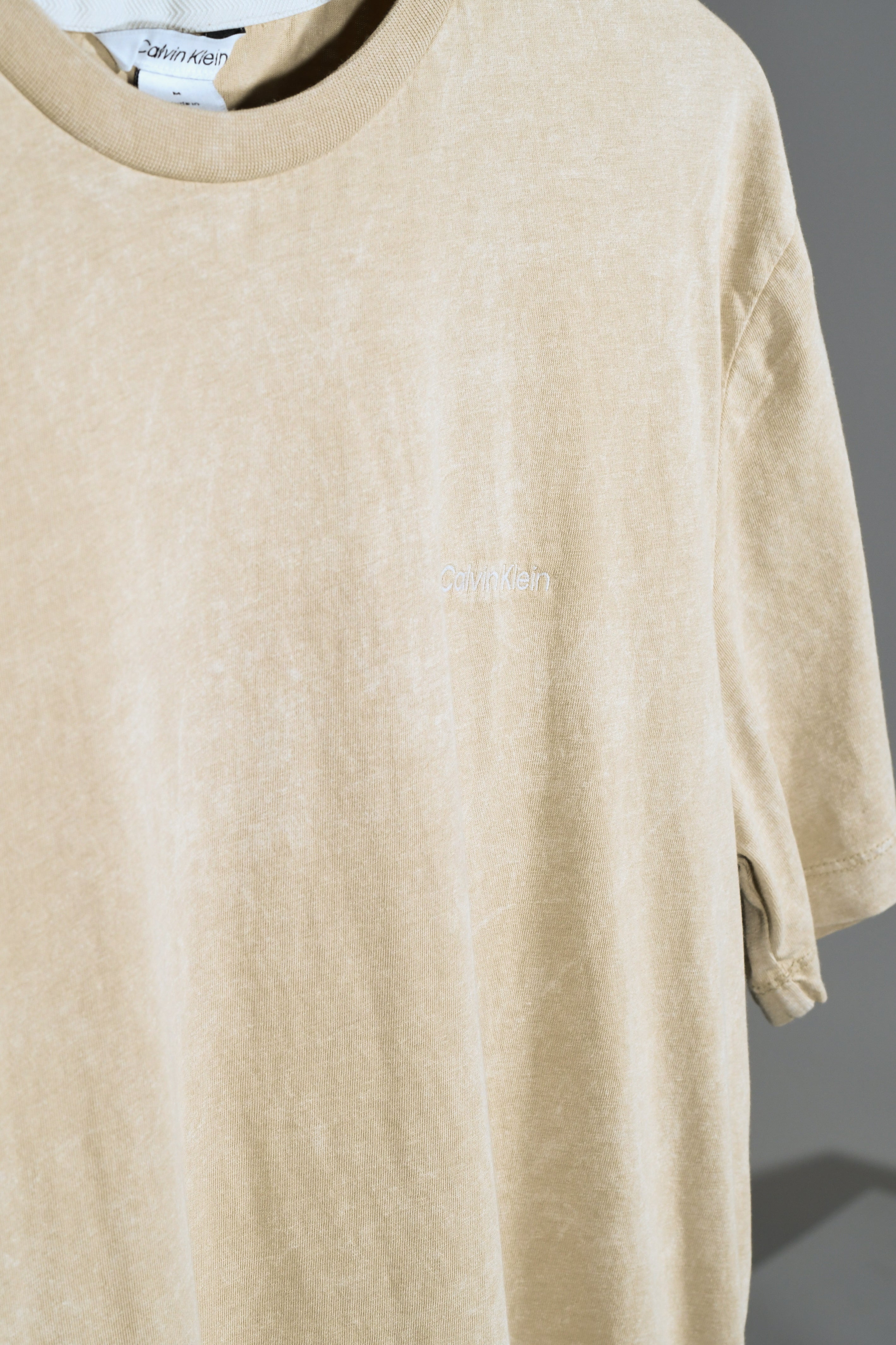 Playera Calvin Klein Color Arena con Logotipo Discreto